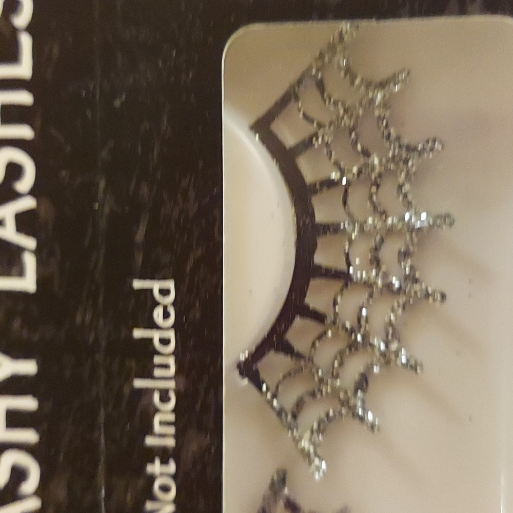 Flashy Lashes - Picture 3 of 7